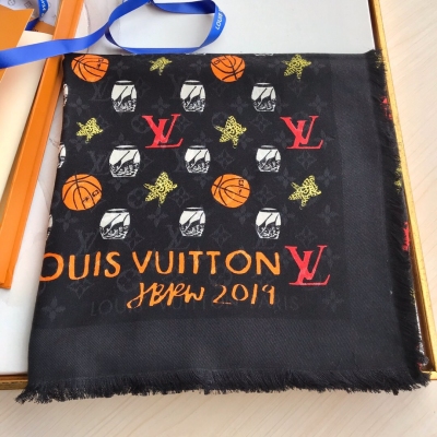 LOUIS VUITTON LV路易威登方巾 Lettre à Louis Monogram 60%slik 40%wool 的披肩宛如一封優雅情書，娓娓道出對lv路易威登手袋的致意。柔軟的真絲十羊絨訂位提花混紡暗藏 M