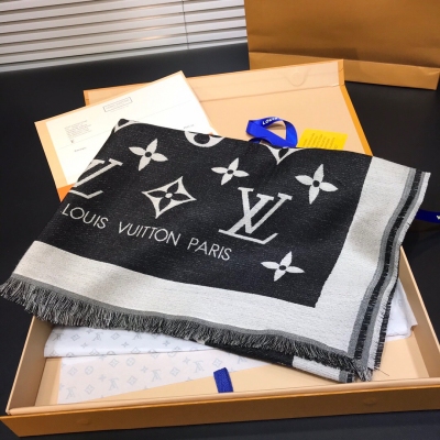 LOUIS VUITTON LV路易威登圍巾 提花圍巾真心贊原版1:1定制Miss LV 長圍巾取材細密輕盈的絲毛混紡，醒目呈現 Monogram 圖案與流蘇飾邊，更有路易威登標識點綴底邊。設計完美，強烈推薦手慢無千萬別