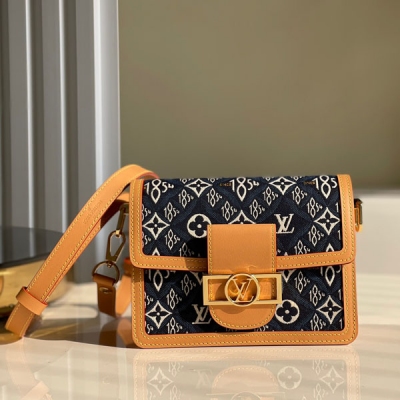 LOUIS VUITTON LV路易威登 免稅晶片版M57394 達芙妮Nicolas Ghesquière 於 2021 冬季煥新 Dauphine 迷你手袋，以嶄新提花彙聚品牌標誌性元素，搭配 LV 鎖扣和可肩背或斜挎