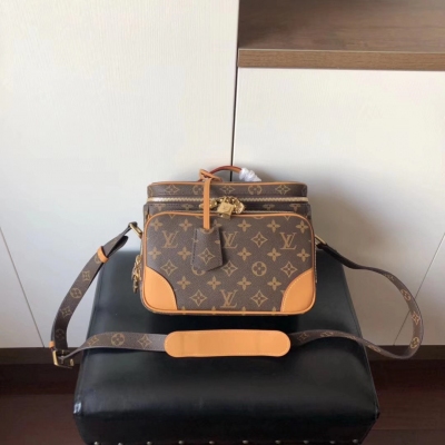 LOUIS VUITTON LV路易威登 頂級原單 M44937老花彩鏈子黃皮蓋頭男士手提包 誕生於1901年的Steamer小號手袋 以時尚的郵差包造型得到重新詮釋。時尚的金屬裝飾與對比色樹脂鏈帶與源自品牌傳統拉杆箱的原