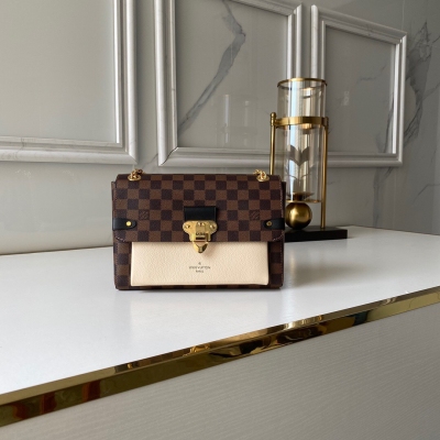 LOUIS VUITTON LV 路易威登 SAINT PLACIDE 手袋 N40113標誌性的Damier Ebène 帆布的獨特設計搭配柔軟的小牛皮和優雅褶皺，令這款適合日裝到晚裝搭配的多用手袋極具風格。金色鏈條設計