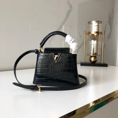 LOUIS VUITTON LV路易威登 N92173迷你 黑色 進口義大利 頭層鱷魚紋 盡顯女裝藝術總監Nicolas Ghesquière設計的New Classic系列的特色元素如裹有皮革標識珠寶般的邊環以及可收入包