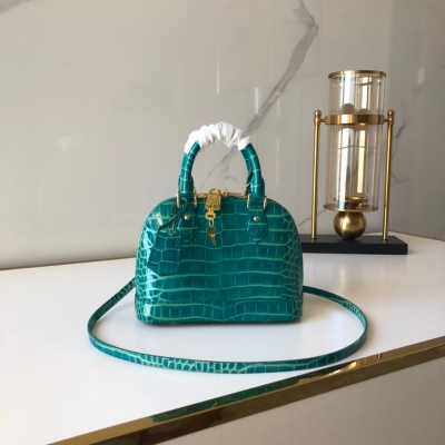 LOUIS VUITTON LV路易威登 鱷魚紋貝殼包 N90897綠色 此款Alma BB手袋由充滿異域風情的鱷魚皮製成，經典而奢華。每張皮革的紋理賦予手袋不同的個性美。配有羔羊皮內襯與拋光金屬飾件，小巧的身姿讓優雅如影