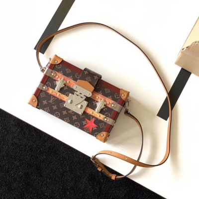 LOUIS VUITTON LV 路易威登 頂級全鋼版本 M52737五星。PETITE MALLE BOX 盒子斜挎包 此款2018秋冬季新款Petite Malle手袋，致敬路易威登制箱傳統。size:20*5*12.