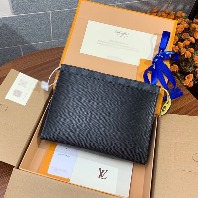 LOUIS VUITTON LV 路易威登 升級版本M67899 黑色！ 此款由Epi皮革與Monogram帆布裁制而成的Pochette Voyage中號手袋是對路易威登經典標識的現代致敬，通過豐富的色彩與材料組合展現品