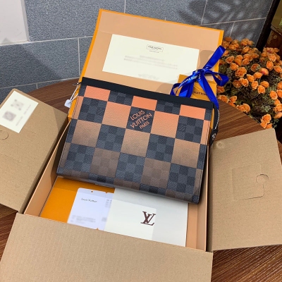 LOUIS VUITTON LV 路易威登 升級版本N60412 桔格！POCHETTE VOYAGE 中號手袋本款 Pochette Voyage 手拿包取材 Damier Graphite Giant 帆布，展現品牌經