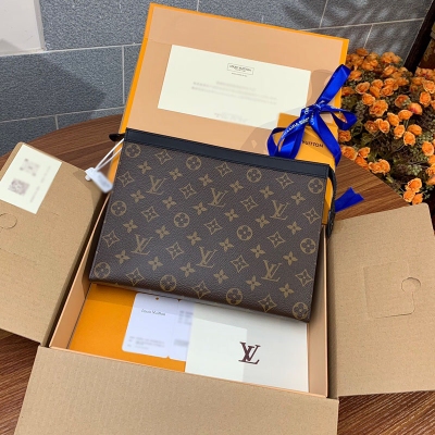 LOUIS VUITTON LV 路易威登 升級版本 M44466老花！ Monogram Eclipse帆布裁制而成，此款風格硬朗的全新中號手袋可輕鬆收納個人必備物品尺寸：26x20x5cm。