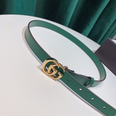 GUCCI古馳皮帶 2.0CM雙G帶扣皮革腰帶 款號409417 0YA0O 1000 在2020春夏系列，品牌標誌性的雙G標識經重新詮釋後，以光彩奪目的金色調呈現在這款女士窄版彩色腰帶上。