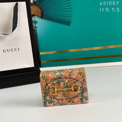 GUCCI古馳 配全套專櫃包裝 新款。市場頂級獨家控貨，專櫃品質 採用進口牛皮，原廠五金！精緻做工。獨家實物拍照品質如圖可見。款號:621887。尺寸：寬11*高8.5*側寬3。顏色：花卉印花