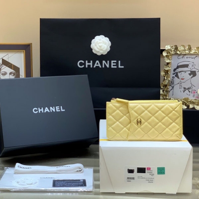 Chanel香奈兒 火爆全球的張柏芝同款錢包終於到貨啦 正品購入開發 自從張柏芝推薦之後 妥妥的港澳內全部斷貨 好不容易是搶到了一隻 說不會再來貨了 這個卡包的優點簡直太多了 即不臃腫容量也大 前面口袋可以放手機 中間可以