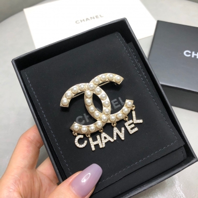 CHANEL香奈兒 小香胸针品牌的经典标志做旧金色调的金属耳环散发耀眼魅力。全新演绎复古魅惑，打造出高雅个性的时髦单品！