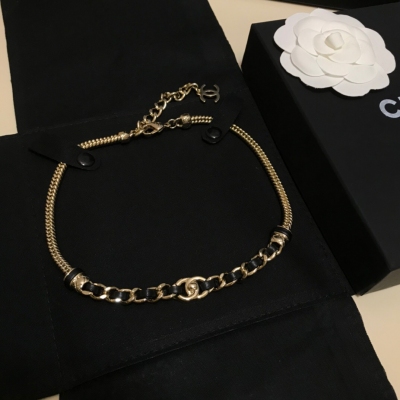 CHANEL香奈兒 爆款皮 chocker 正品一致開模訂制 獨家單品！2021s年度最值得推薦的一款 買不到的仙女估計會流淚 整個做工設計 純羊皮訂制鏈條手工穿制 金屬鏈子結合搭配 完爆了這款單品 質感十足