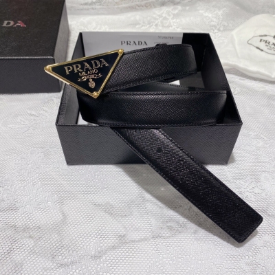 PRADA 普拉達皮帶 專櫃同款 這款腰帶寬3.0cm 採用了Saffiano頭層牛皮，腰帶精緻低調、優雅摩登。飾有塗琺瑯三角形徽標，勾勒精緻細節，是Prada男士成衣系列的理想配飾。