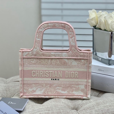 Dior迪奧 Mini Book Tote 復古又時髦的凹造型單品 精湛的刺繡工藝完美呈現 隨手一搭就能給搭配帶來亮點 mini號太闊愛了！小小的包型裝點零碎的小東西也很方便呐 誰用誰時髦 稀飯高顏值的小仙女必入噢 尺寸：