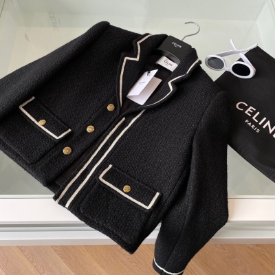 CELINE 2021ss最新款tweed翻領外套超多明星博主都有上身 羊毛成份質感十足 立體廓形剪裁很大程度的優化肩頸線條 九頭身的首選單品 搭配連衣裙復古優雅 定制的馬車紐扣細節非常棒 黑金配色經典高級 永不過時的百