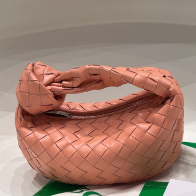 BOTTEGA VENETA BV 2021早春系列新品Mini Jodie 新做法是原有的基礎上圓化邊角，以經典編織皮革打結圓形hobo包，最有標誌性三角拉版設計，採用羊皮垂軟造型，超級適合凹造型 Jodie給人的感覺真