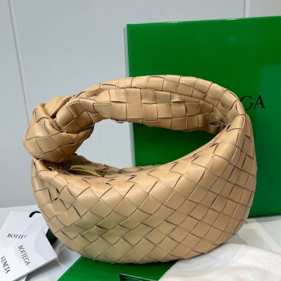 BOTTEGA VENETA BV 2021早春系列新品Mini Jodie 新做法是原有的基礎上圓化邊角，以經典編織皮革打結圓形hobo包，最有標誌性三角拉版設計，採用羊皮垂軟造型，超級適合凹造型 Jodie給人的感覺真