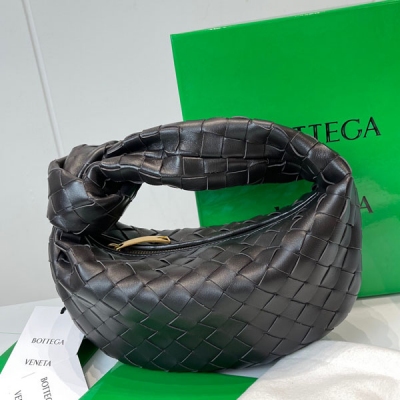 BOTTEGA VENETA BV 2021早春系列新品Mini Jodie 新做法是原有的基礎上圓化邊角，以經典編織皮革打結圓形hobo包，最有標誌性三角拉版設計，採用羊皮垂軟造型，超級適合凹造型 Jodie給人的感覺真