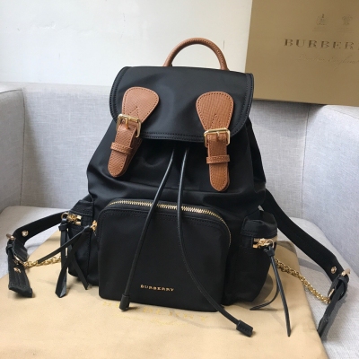 Burberry巴寶莉 Rucksack 軍旅背包8772棕色 現貨時裝周的主打配飾，款式輕便且防雨，肩帶採用舒適的加墊設計，並綴有精美的金屬鏈裝飾，採用Burberry Trench風衣獨創的密織、柔韌的尼龍材質，休閒中