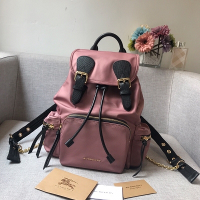 Burberry巴寶莉 Rucksack 軍旅背包8772棕色 現貨時裝周的主打配飾，款式輕便且防雨，肩帶採用舒適的加墊設計，並綴有精美的金屬鏈裝飾，採用Burberry Trench風衣獨創的密織、柔韌的尼龍材質，休閒中