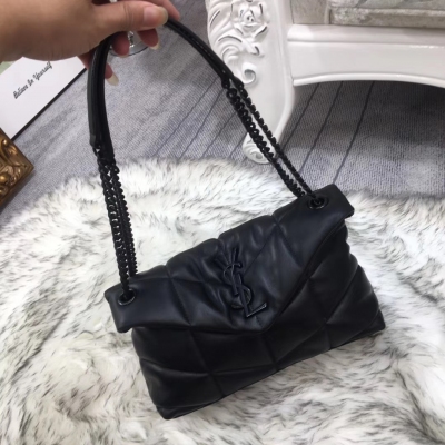 YSL SLP Yves Saint laurent聖羅蘭 New （中號）LOULOU PUFFER 絎縫小羊皮包，100%小羊皮製作，手感柔軟細膩，猶如懷抱雲朵 般的感受；經典的Y家logo、鏈條及扣眼五金均採用銀色拉