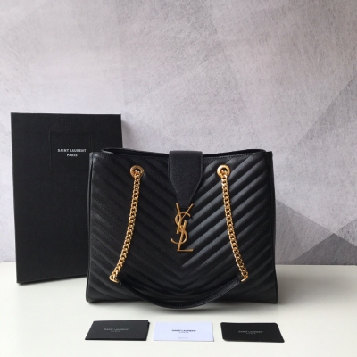 YSL Yves Saint laurent SLP聖羅蘭 經典重現 魚子醬V型球紋購物包 搭配金屬YSL標誌、金屬鏈、皮革鏈條肩帶以及水準和垂直提花凸紋縫線裝飾 尺寸：33x22x15cm