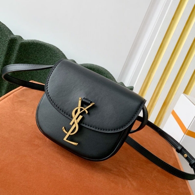 YSL Yves Saint laurent 聖羅蘭 新款Kaia馬鞍包小號，尺寸:18*15.5*5.5cm！ 馬鞍包復古回潮，全新高端的植物鞣制牛皮，擁有更溫潤的觸感 小巧精緻包身能容納你的隨身必備物品 搭配純皮質的肩