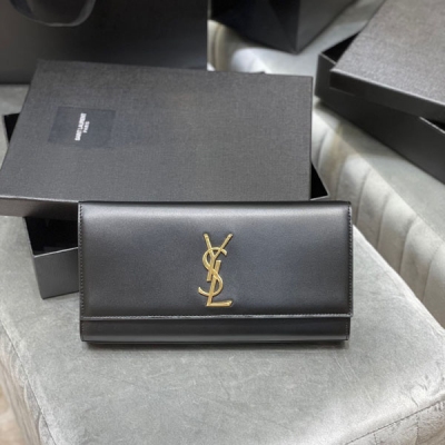 Yves Saint laurent YSL 聖羅蘭 Classic Monogram手包 經典翻蓋手拿包經典翻蓋手拿包 極具代表性的金屬logo標誌，進口義大利南非牛皮，整體低調精緻又百搭，手拿包夾在手臂下or拿在手裡凹