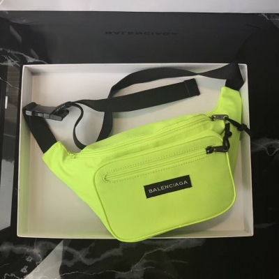 Balenciaga巴黎世家 特別吸引人 這螢光綠，怎麼搭怎麼時尚 簡潔的腰包 胸包，上身實在耐看兼好用 潮流街頭個性熱爆款 尺寸：38x17x8cm 進口小羊皮配原單洗水帆布 型號403螢光綠