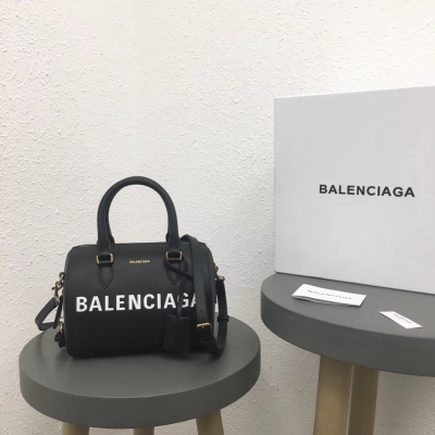 Balenciaga巴黎世家枕頭包黑色 很多品牌都有自己的枕頭 一般都是比較名媛轟 一點也不適合我們這種酷酷的小仙女 所以還是巴黎世家的風格比較適合 日常搭配休閒風妥妥的～ 而且搭配高跟鞋也是立馬變犀利！93301:22x