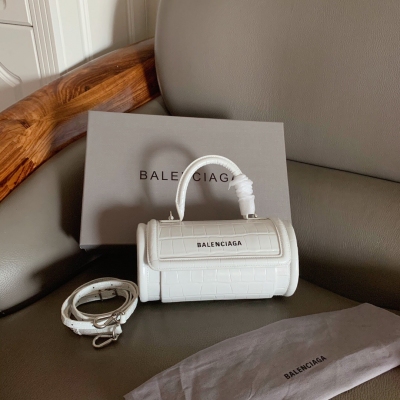 Balenciaga巴黎世家 新品駕到，這款Balenciaga白色鱷魚紋Barrel托特包採用圓通形狀造型設計，散發著現代優雅氣息。原單進口小牛皮壓紋鱷魚裡外全皮，搭配古銀色五金和調節長帶，獨特魅力實屬罕見 1695白色