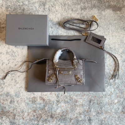 BALENCIAGA巴黎世家 最新鱷魚紋經典機車包 鑽石灰 專櫃同步發售 鱷魚皮效果小牛皮包身 純手工縫製的手柄 配有可拆卸的肩背帶，超高檔次的金邊五金配純皮流蘇拉鍊頭，內部拉鍊袋和皮鏡子，還刻有Balenciaga金色標