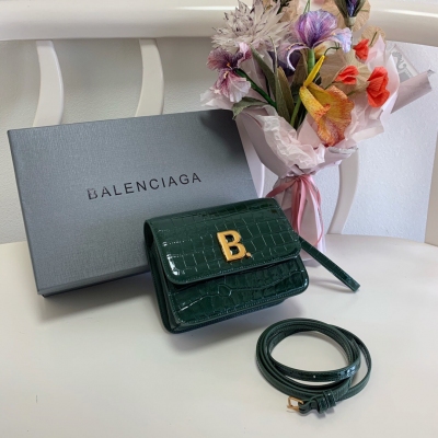 BALENCIAGA巴黎世家 大B 五金信封包，頂級最新鱷魚壓紋box bag 小羊皮內裡，特別高端，特別時尚，全民都適用的一款多隔層包包店主自留 狠推薦尺寸：19*14*7cm，進口原單小牛皮壓紋鱷魚 型號：1624墨綠