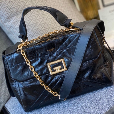 Givenchy紀梵希 2020最新秋夏Givenchy ID Bag 亮面褶皺牛皮，超級實用又有顏值的一款，一個主隔層和扁平口袋+卡糟.可以根據不同風格使用哦，4種攜帶方式！喜歡小眾的包款、不是那麼多人拎又能顯品味的、買