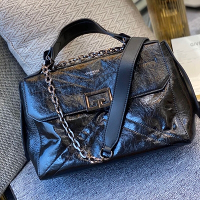 Givenchy紀梵希 2020最新秋夏Givenchy ID Bag 亮面褶皺牛皮，超級實用又有顏值的一款，一個主隔層和扁平口袋+卡糟.可以根據不同風格使用哦，4種攜帶方式！喜歡小眾的包款、不是那麼多人拎又能顯品味的、買