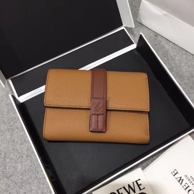 LOEWE羅意威 Small vertical wallet系列短錢夾出貨，選用質感柔軟珠地小牛皮搭撞色小牛皮，內有拉鍊口袋、卡位及插袋，喼紐開關，精緻、實用。款號3610，尺寸12*8.5cm