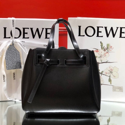 LOEWE羅意威 Mini Lazo 終於盼來啦 就是這麼可愛，就是這麼優雅 LOEWE 果然是玩轉迷你的能手啊 Lazo MINI精緻微妙之處在於，有一丟丟愛仕herbag的風格 還擁有特別的風琴側面腰帶結設計，顯得更年