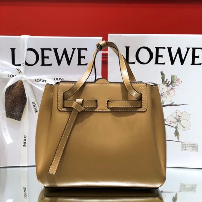 LOEWE羅意威 Mini Lazo 終於盼來啦 就是這麼可愛，就是這麼優雅 LOEWE 果然是玩轉迷你的能手啊 Lazo MINI精緻微妙之處在於，有一丟丟愛仕herbag的風格 還擁有特別的風琴側面腰帶結設計，顯得更年