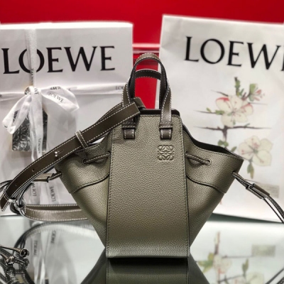 LOEWE羅意威 Mini Mini，個個都襯心如意 幾何，馬鞍，吊床，哪個都不能捨棄 老羅當家花旦hammock搖身一變mini萌bag 名副其實的百變小金剛 新穎獨特拉繩式開口替代經典拉鍊設計，除了多了兩面優美設計，還