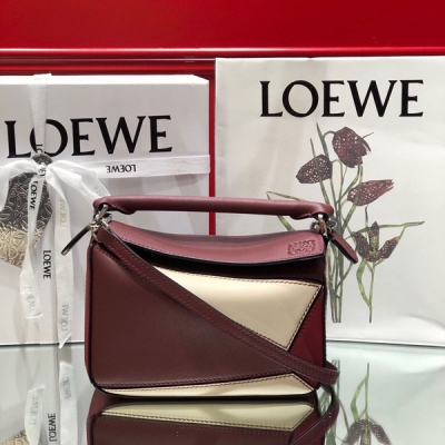 LOEWE羅意威 石榴紅拼色MINI PUZZLE 為了Mini拼色的到來徹底嗨翻的美眉請舉手 簡直夢寐以求 謝謝設計師如此貼心啊 迷你尺寸：18*12.5*8cm 包包自身重量幾乎忽略，超級實用，出門裝手機小錢包口紅粉餅