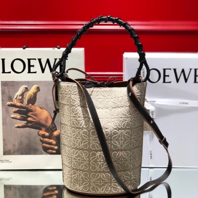 LOEWE羅意威 專櫃最新款 独家定制台湾进口面料 Loewe Gate bucket水桶包 设计师重力出击打造升级水桶包，新设计的布艺标志性绣花图案，体现品牌文化价值又新颖时尚，将本就火爆的Gate bucket 完美蜕