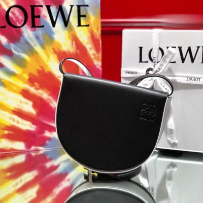 Loewe羅意威 街拍神器出新色啦 是以放手機的斜挎包/卡包/腰包的超贊神器哦！小不點兒裝載著你緊跟時尚的潮流品味，更裝載著你對這個美麗世界的自信與安全感 男女通用，尺寸:17.5*15*4.5cm,內置一個小口袋，三卡位