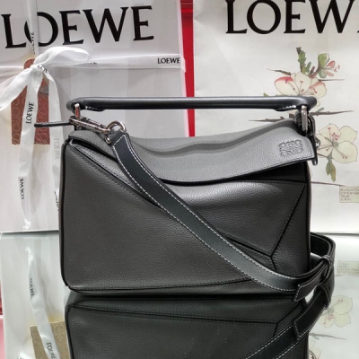 Loewe羅意威 Puzzle 高級灰 顆粒紋小號 專櫃同步最新做法 尺寸24?14-11CM,大容量，日常，手機，充電寶，錢夾，粉餅，唇膏，雨傘，手杯等統統輕鬆收納分！高級鍛造經典！男女通用！灰色時尚風凸顯摩登氣質。最新