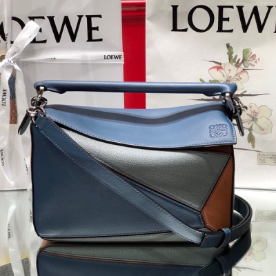 Loewe羅意威 Puzzle 藏藍拼 小號 專櫃同步最新做法 尺寸24?14-11CM,大容量，日常，手機，充電寶，錢夾，粉餅，唇膏，雨傘，手杯等統統輕鬆收納分！專櫃最新色喲 顆粒紋搭配平紋更帶質感更有範呢 最新做法，介