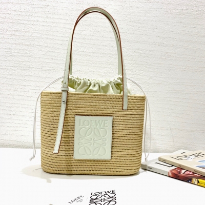 Loewe羅意威 方型草編菜籃子 夏天的味道 進口拉菲草、全手工編織製作（做工複雜）可手拎、 單肩背、拍照凹照型必備包包 尺寸高21、 長30寬11（不配包裝，需包裝費用另算）款號89005