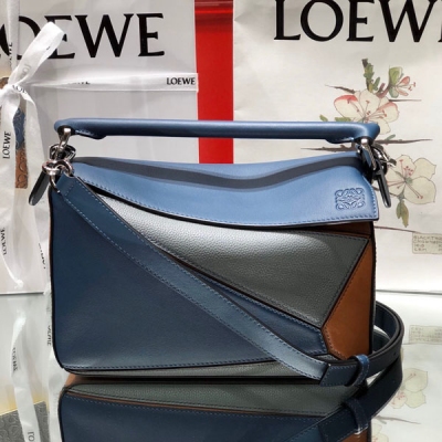 Loewe羅意威 Puzzle 小號 專櫃同步最新做法 尺寸24?14-11CM（此色專櫃單一尺寸）大容量，日常，手機，充電寶，錢夾，粉餅，唇膏，雨傘，手杯等統統輕鬆收納分！亮顏色碰撞凸顯摩登時尚，是吸睛法寶哦 最新做法，