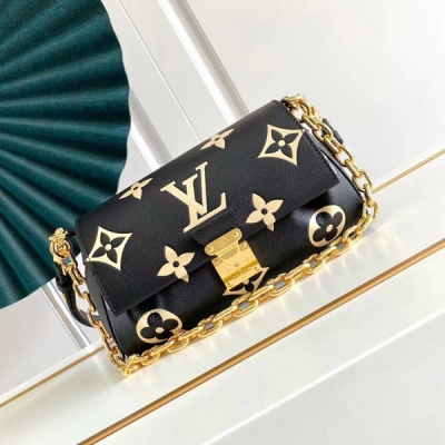 LOUIS VUITTON LV 路易威登 M45813 M45836 FAVORITE 手袋Favorite 手袋為柔軟粒面皮革壓印超大 Monogram 圖案，溫和褶襇注入高定質感，磁扣全皮壓花鏈