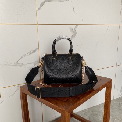 LOUIS VUITTON LV路易威登 M58631 SPDDEY BANDOUIIERE手袋於 2021 春夏時裝秀大放異彩。Monogram 壓紋蓬鬆綿羊皮打造靠枕構型，為簡約設計注入前衛風範。