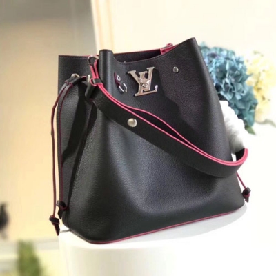 LOUIS VUITTON LV路易威登 M54677最新品水桶包選用進口柔軟小皮！閃亮的扭鎖封口，增添前衛氣息！可調節的肩帶設計便於打造風格現代的雙用斜挎造型！同色超纖維粘合內襯：束繩扭鎖閉合，拉鍊