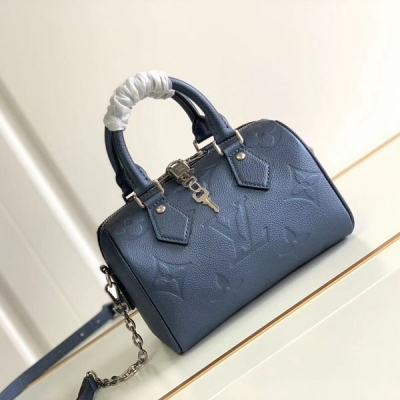 LOUIS VUITTON LV路易威登 M58953 M58958 本款 Speedy Bandoulière 20 手袋採用珠光 Monogram Empreinte 皮革製作而成，飾有超大 Mo